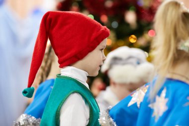 Gomel, Belarus - 20 Aralık 2017: yılbaşı tatil anaokulu çocukları için. Çocuk 4-5 yıl.