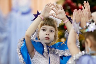 Gomel, Belarus - 20 Aralık 2017: yılbaşı tatil anaokulu çocukları için. Çocuk 4-5 yıl.