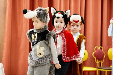 Gomel, Belarus - 20 Aralık 2017: yılbaşı tatil anaokulu çocukları için. Çocuk 4-5 yıl.