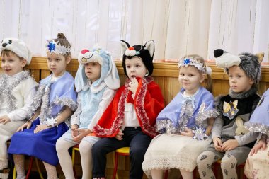 Gomel, Belarus - 20 Aralık 2017: yılbaşı tatil anaokulu çocukları için. Çocuk 4-5 yıl.