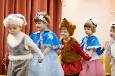 Gomel, Belarus - 20 Aralık 2017: yılbaşı tatil anaokulu çocukları için. Çocuk 4-5 yıl.