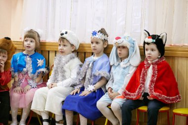 Gomel, Belarus - 20 Aralık 2017: yılbaşı tatil anaokulu çocukları için. Çocuk 4-5 yıl.