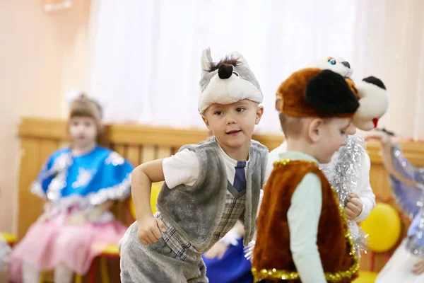 Gomel, Belarus - 20 Aralık 2017: yılbaşı tatil anaokulu çocukları için. Çocuk 4-5 yıl.