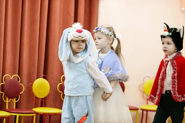 Gomel, Bielorrusia - 20 DE DICIEMBRE DE 2017: Vacaciones de Año Nuevo para niños en el jardín de infantes. Niños de 4 a 5 años . — Foto de Stock