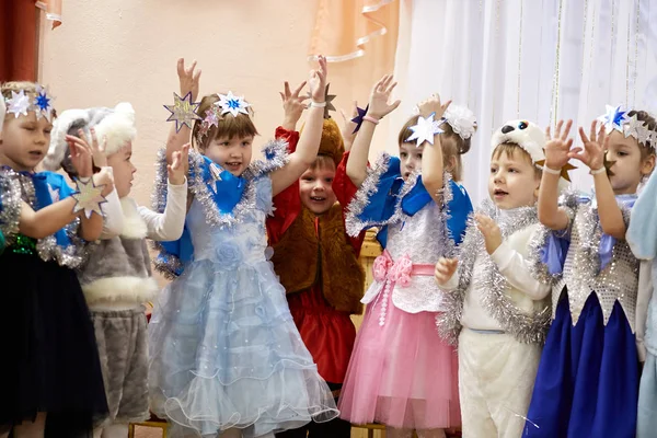 Gomel, Białoruś - 20 grudnia 2017 r.: nowy rok wakacje dla dzieci w przedszkolu. Dzieci 4-5 lat. — Zdjęcie stockowe