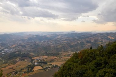 Kasvetli gökyüzü bulutlu İtalya Dağların üzerinden.