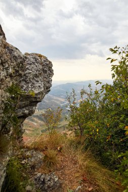 Kasvetli gökyüzü bulutlu İtalya Dağların üzerinden.