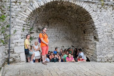 San Marino, San Marino - 10 Ağustos 2017: kale, yağmur kimden saklanıyor insanlar duvar San Marino.