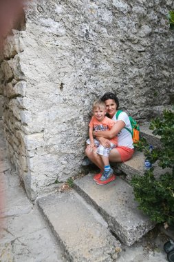 San Marino, San Marino - 10 Ağustos 2017: kale, yağmur kimden saklanıyor insanlar duvar San Marino.