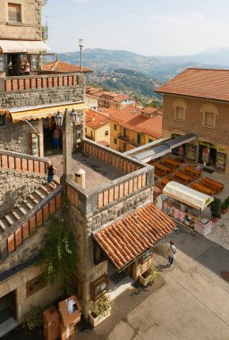San marino, San Marino - 10 Temmuz 2017: kırmızı çatılar ile evlere görünümünün Üstten Görünüm.