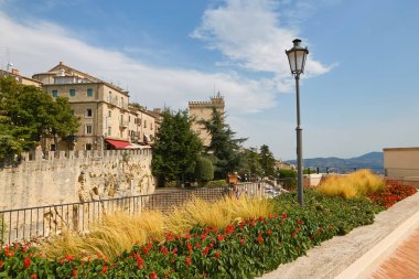 San Marino, San Marino - 10 Ağustos 2017: bir sokak içinde merkezi San Marino şehri genel bir bakış.