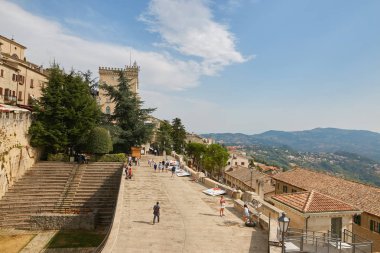 San Marino, San Marino - 10 Ağustos 2017: bir sokak içinde merkezi San Marino şehri genel bir bakış.