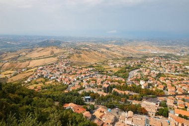 San Marino, yerel çevrenin panoramik görünüm.