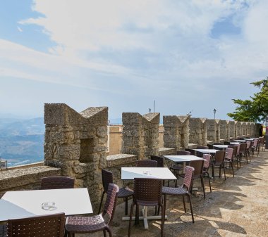 San Marino, cityscape. tarihi merkezinde sokak Cafe..