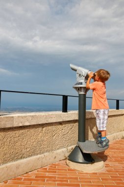 küçük çocuk üzerinden gezi dürbün San Marino üzerinde seyir.