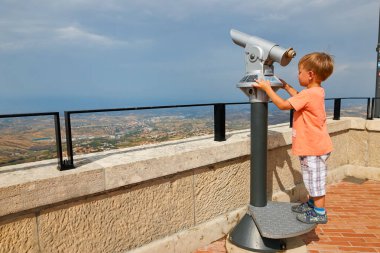 küçük çocuk üzerinden gezi dürbün San Marino üzerinde seyir.