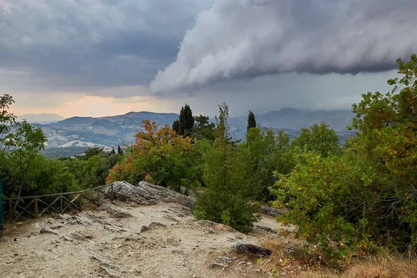 Cielo sombrío con nubes sobre las montañas de Italia . — Foto de Stock