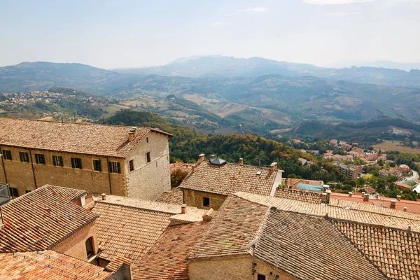 San marino, San Marino - 10 juli 2017: utsikt från toppen av vyn på hus med röda tak. — Stockfoto