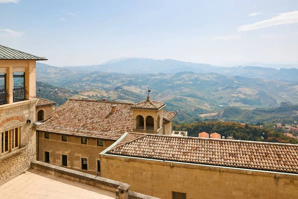 San marino, San Marino - 10 juli 2017: utsikt från toppen av vyn på hus med röda tak. — Stockfoto