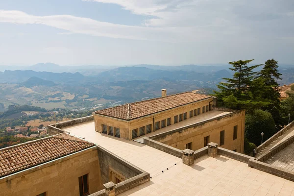 San marino, San Marino - 10 Temmuz 2017: kırmızı çatılar ile evlere görünümünün Üstten Görünüm.