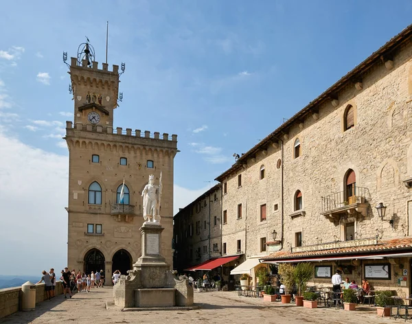 San Marino, San Marino - 10 augusti 2017: Stortorget med administrationen i San Marino. — Stockfoto