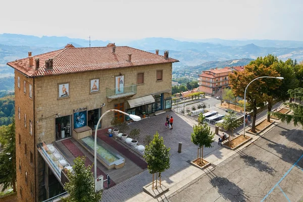San Marino, San Marino - 10 augusti 2017: en allmän översikt över en gata i den city center San Marino. — Stockfoto