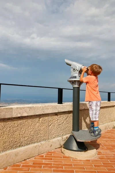 küçük çocuk üzerinden gezi dürbün San Marino üzerinde seyir.