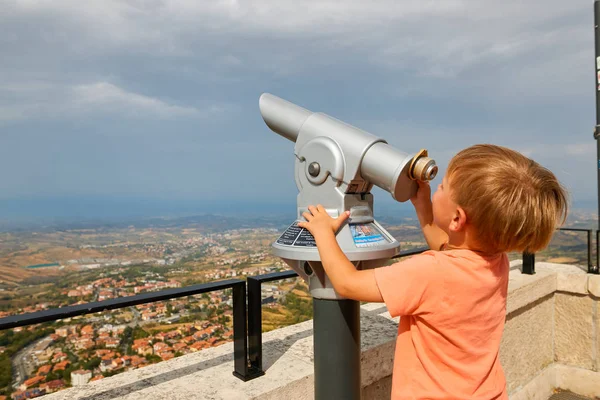küçük çocuk üzerinden gezi dürbün San Marino üzerinde seyir.