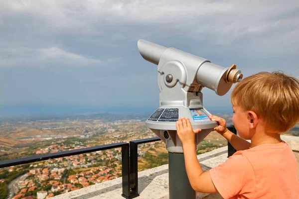 küçük çocuk üzerinden gezi dürbün San Marino üzerinde seyir.