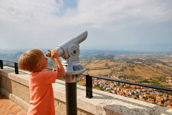 küçük çocuk üzerinden gezi dürbün San Marino üzerinde seyir.