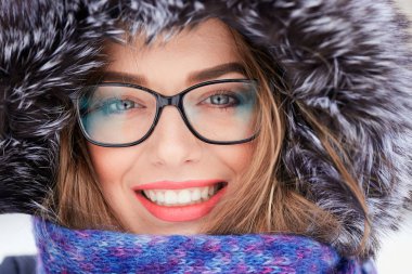 Kışın kürk mahallede gözlüklü bir kız büyük bir portresi.