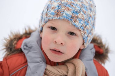 örme kış şapkalı bir çocuk.