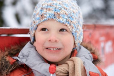 şeker şeker ile örme kış şapkalı çocuk.