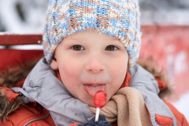 şeker şeker ile örme kış şapkalı çocuk.