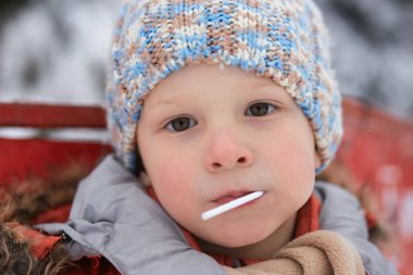 şeker şeker ile örme kış şapkalı çocuk.