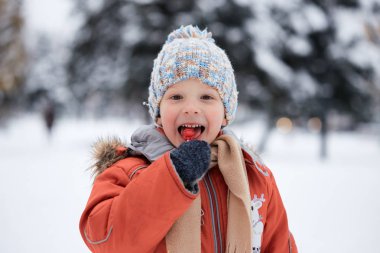 şeker şeker ile örme kış şapkalı çocuk.