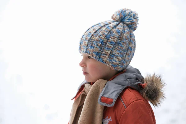 Un niño en un sombrero de invierno de punto . — Foto de Stock