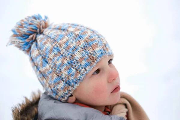 Ένα αγόρι σε ένα καπέλο πλεκτό χειμώνα. — Φωτογραφία Αρχείου