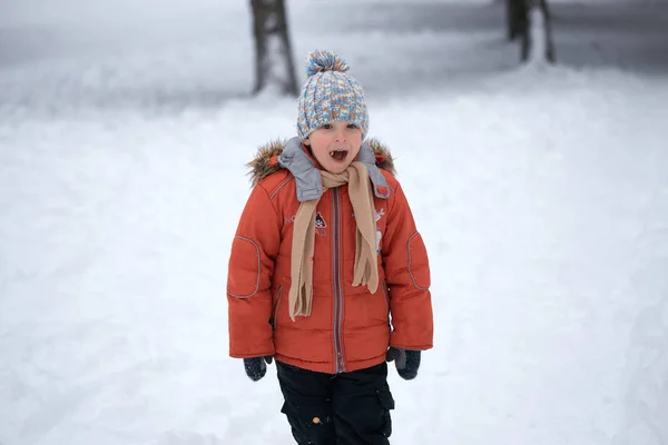 Chłopca w kapeluszu z dzianiny zimowych. — Zdjęcie stockowe