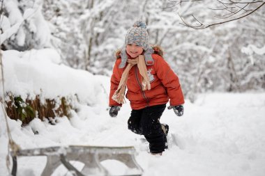 Kış eğlence. Çocuk bir kızak sürme.