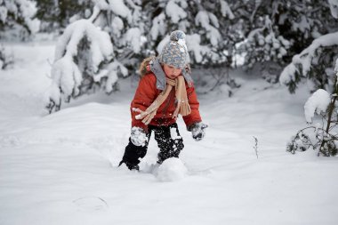 Kış eğlence. çocuğu kardan adam sculpts.