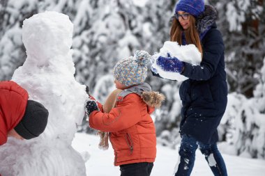Kış eğlence. bir kız ve bir erkek kartopu yapma.