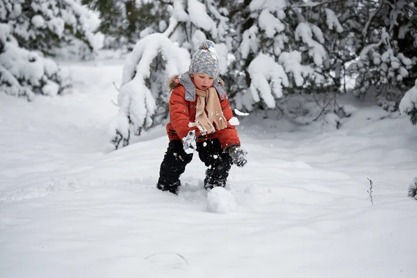 Zimowe zabawy. chłopiec rzeźbi snowman. — Zdjęcie stockowe