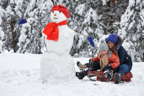 Зимові забави. дівчинка і хлопчик роблять сніжки . — стокове фото