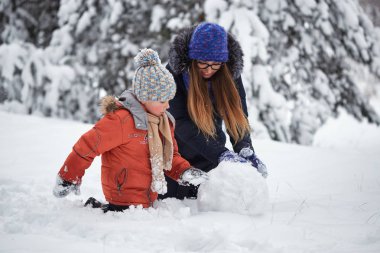 Kış eğlence. bir kız ve bir erkek kartopu yapma.