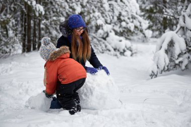 Kış eğlence. bir kız ve bir erkek kartopu yapma.
