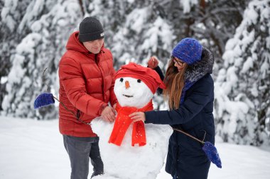 Kış eğlence. bir kız ve bir adam kartopu yapma.