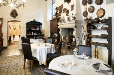 Verona, İtalya - 12 Temmuz 2017: Castle Bevilacqua: Verona yakınındaki tarihi otelin iç.