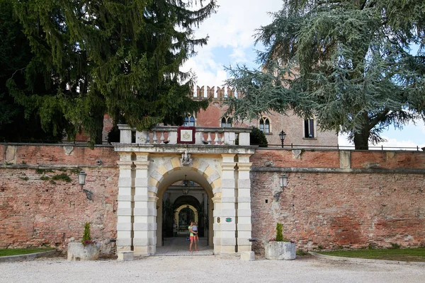 Verona, İtalya - 12 Temmuz 2017: Bevilacqua Kalesi: Verona yakınındaki tarihi bir otel. — Stok fotoğraf
