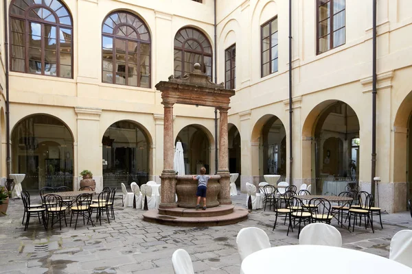 Verona, Italy - July 12, 2017: Castle Bevilacqua: interior of the historic hotel near Verona. — Stock Photo, Image